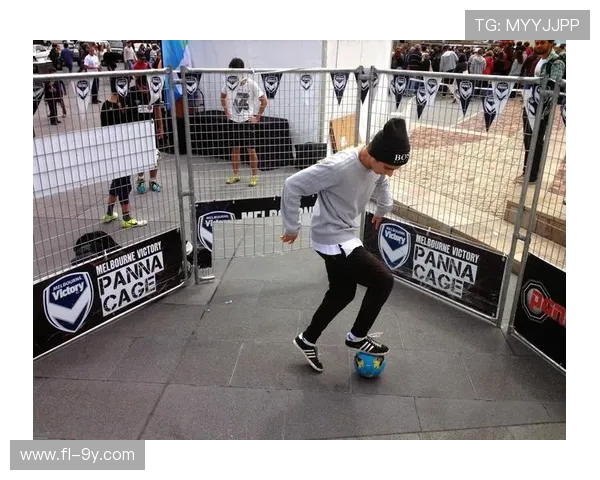 足球技巧教学：贴人转身动作解析与实战训练方案